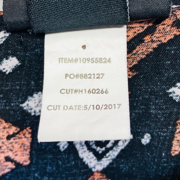 👚 TORRID || Geo Print Challis Tunic Top- - Picture 3 of 8